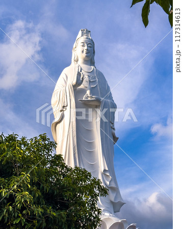 View of Chua Linh Ung pagoda temple in Da Nang, Vietnam 117314613
