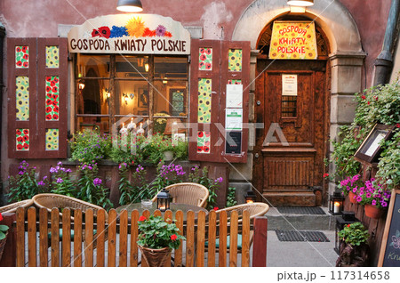 かわいらしいイラストや植物で飾られている店の外観 117314658