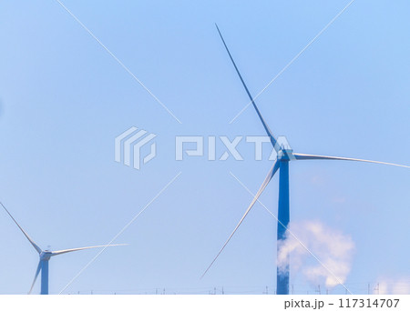 快晴の青空に風力発電の風車の風景 快晴の青空に風力発電の風車の風景 117314707