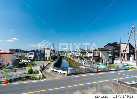 三沢川から多摩川へ流れ込む場所 夏晴れの青空 神奈川県川崎市 三沢川から多摩川へ流れ込む場所 夏晴れの青空 神奈川県川崎市 117314912