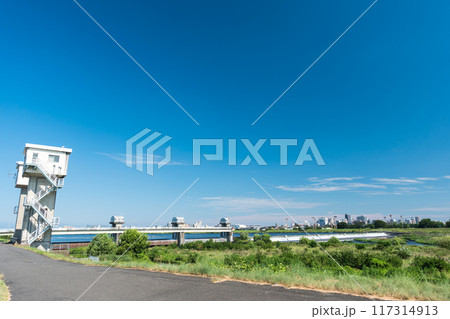 多摩川の二ヶ領上河原堰と三沢川水門　夏晴れの青空　神奈川県川崎市 117314913
