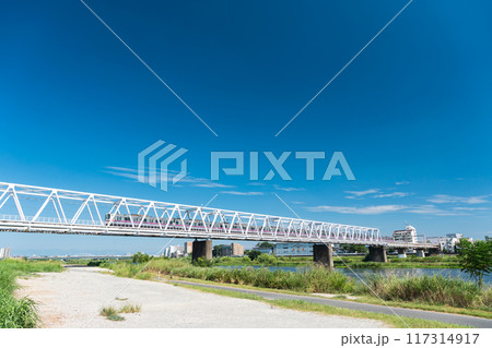 京王相模原線の鉄道橋 電車が多摩川を渡る 夏晴れの青空 神奈川県川崎市 京王相模原線の鉄道橋 電車が多摩川を渡る 夏晴れの青空 神奈川県川崎市 117314917
