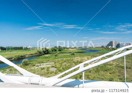 多摩川原橋から多摩川上流方向を眺める 綺麗な河川敷 夏晴れの青空 神奈川県川崎市 東京都調布市 多摩川原橋から多摩川上流方向を眺める 綺麗な河川敷 夏晴れの青空 神奈川県川崎市 東京都調布市 117314925