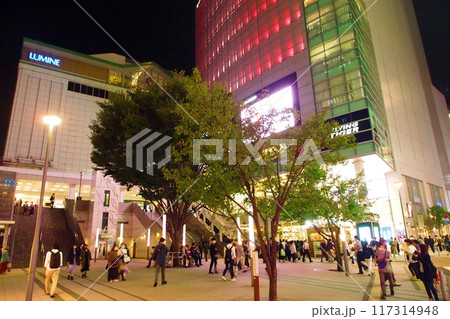 夜のJR新宿駅　東南口広場 117314948