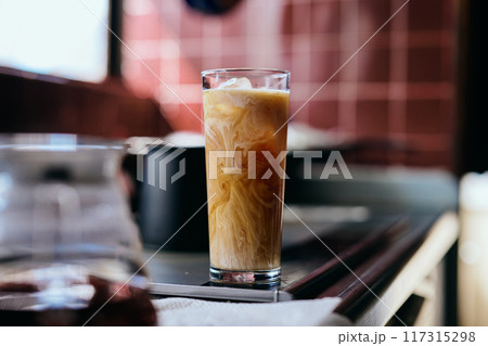 ミルクを入れたアイスコーヒー 117315298