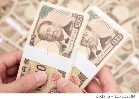 新紙幣の札束 117315384