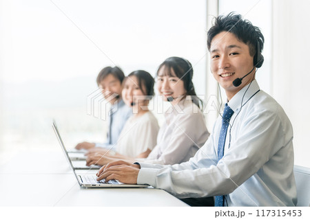 コールセンターのオペレーターチームの男女(テレオペ・テレアポ) コールセンターのオペレーターチームの男女(テレオペ・テレアポ) 117315453