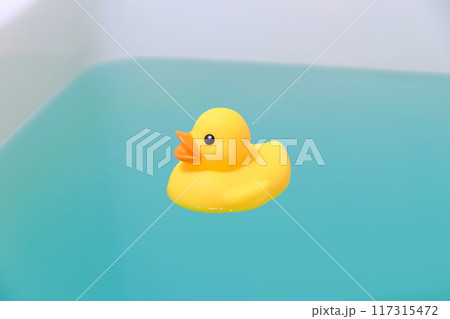 湯船に浮かぶ黄色いアヒルの玩具 湯船に浮かぶ黄色いアヒルの玩具 117315472