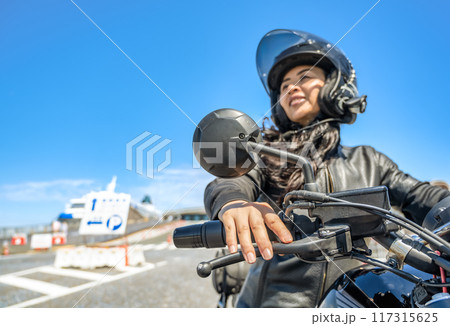 クルーザーバイクで横浜ツーリングをする女性ライダーのイメージカット 117315625