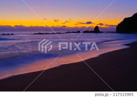 暁色の空を背景に波打ち寄せる初冬の波立海岸と弁天島の風景 Ver3 暁色の空を背景に波打ち寄せる初冬の波立海岸と弁天島の風景 Ver3 117315905
