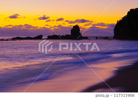 暁色の空を背景に波打ち寄せる初冬の波立海岸と弁天島の風景　Ver2 117315906