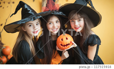 ハロウィンのコスプレする3人の女性 117315918