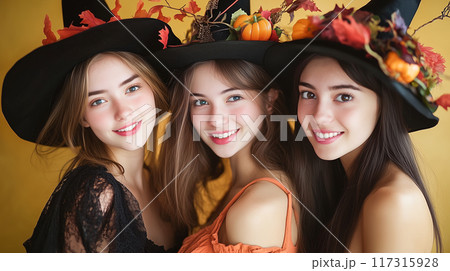 ハロウィンのコスプレする3人の女性 ハロウィンのコスプレする3人の女性 117315928