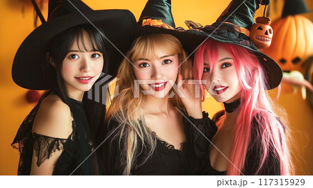 ハロウィンのコスプレする3人の女性 117315929