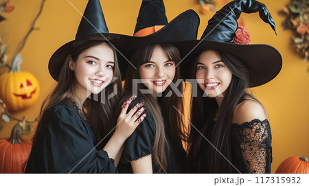 ハロウィンのコスプレする3人の女性 ハロウィンのコスプレする3人の女性 117315932