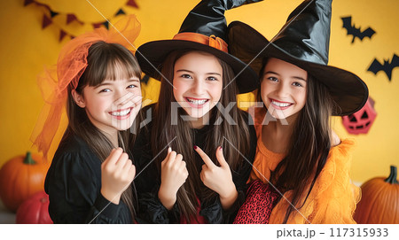 ハロウィンのコスプレする3人の女性 117315933