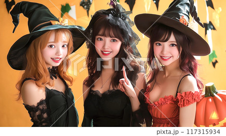 ハロウィンのコスプレする3人の女性 ハロウィンのコスプレする3人の女性 117315934