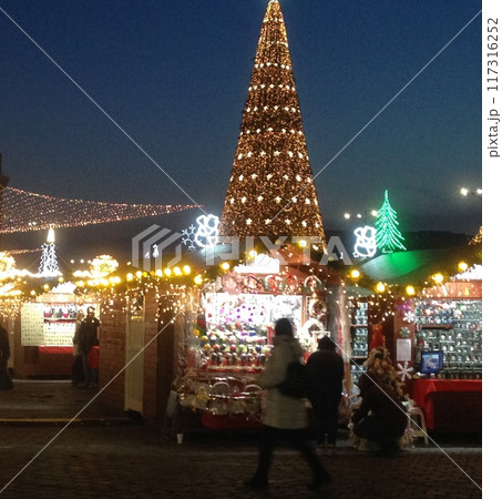 ルーマニア、ブカレストのクリスマスマーケット ルーマニア、ブカレストのクリスマスマーケット 117316252