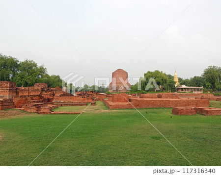 インドのベナレス郊外にある仏教徒の聖地サールナートは仏陀が初めて説法をしたところでダメーク大塔が建つ 117316340