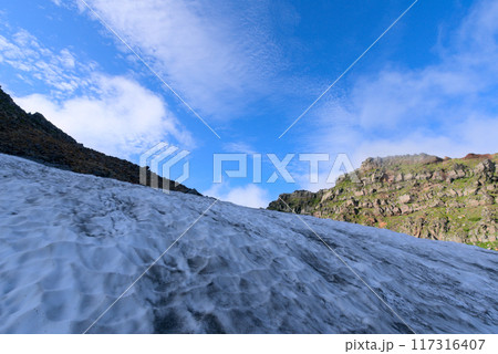 千蛇谷上部の雪渓と鳥海山七高山 117316407