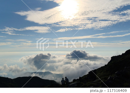 雲湧く夏山のひととき 117316409