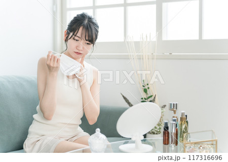 マスクの肌荒れを気にするアジア人女性（悩む・困る） 117316696