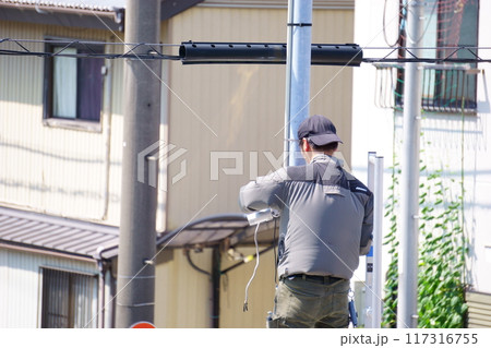 外灯に防犯カメラを取り付ける男性 外灯に防犯カメラを取り付ける男性 117316755