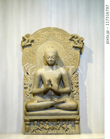 お釈迦様の初めての説法の姿を彫刻したインドの仏教聖地サールナート博物館にある1500年前の初転法輪仏 117316797