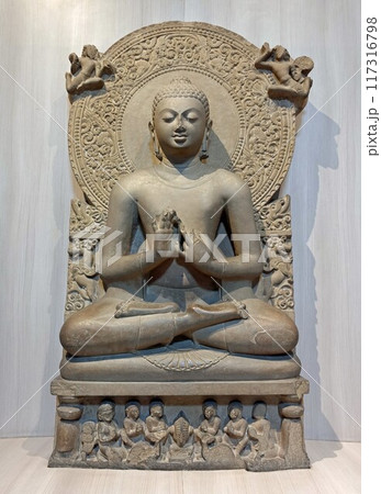 お釈迦様の初めての説法の姿を彫刻したインドの仏教聖地サールナート博物館にある1500年前の初転法輪仏 117316798