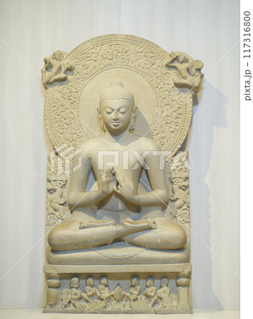 お釈迦様の初めての説法の姿を彫刻したインドの仏教聖地サールナート博物館にある1500年前の初転法輪仏 117316800