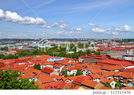 北欧スウェーデンの第2の都市ヨーテボリ(イェーテボリ) ハーガ地区リソスベルエットの丘からの街の景色 北欧スウェーデンの第2の都市ヨーテボリ(イェーテボリ) ハーガ地区リソスベルエットの丘からの街の景色 117317476