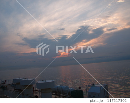 苫小牧~大洗フェリー上からの夜明け 苫小牧~大洗フェリー上からの夜明け 117317502