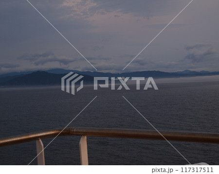 苫小牧~大洗フェリー上からの夜明け 苫小牧~大洗フェリー上からの夜明け 117317511