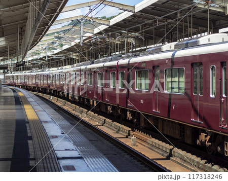 川西能勢口駅に停車する梅田行きの阪急電車 117318246