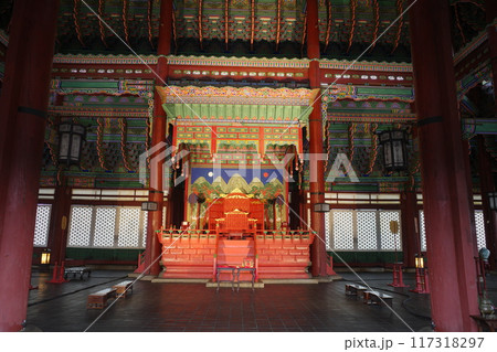 景福宮の勤政殿の内部 景福宮の勤政殿の内部 117318297