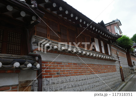 ソウルの北村韓屋村 117318351