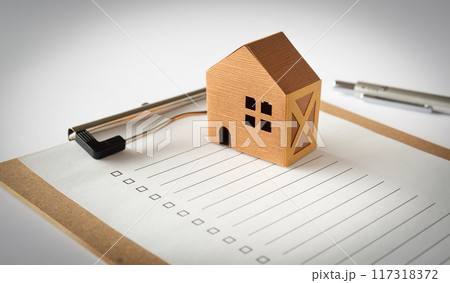 筋交いのある家とチェックシート　耐震化　筋交い　住居 117318372