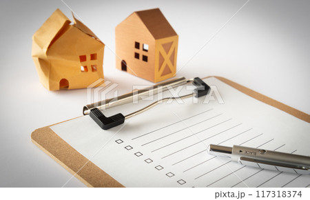 耐震性のある家とない家とチェックシート　耐震化　新耐震基準　住居 117318374
