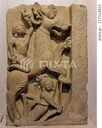 インドのサールナート博物館に展示されている1500年前に彫られた獅子とグリフィン合体レオグリフ像 インドのサールナート博物館に展示されている1500年前に彫られた獅子とグリフィン合体レオグリフ像 117318925