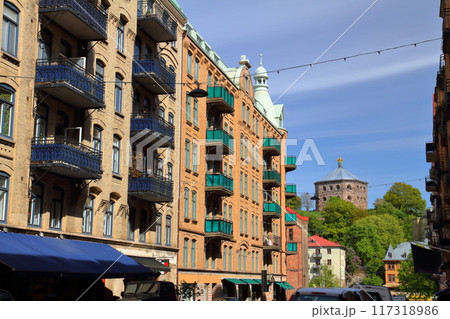 北欧スウェーデン第2の都市ヨーテボリ（イェーテボリ）　街並み越しの丘の上のスカンセンクローナン 117318986