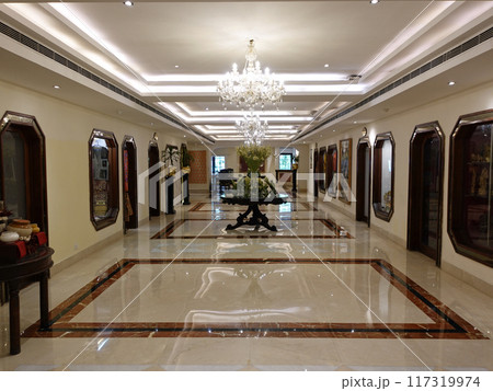 手入れが行き届いて磨かれた床に光が反射する美しいインドのクラークスホテルのロビー 117319974