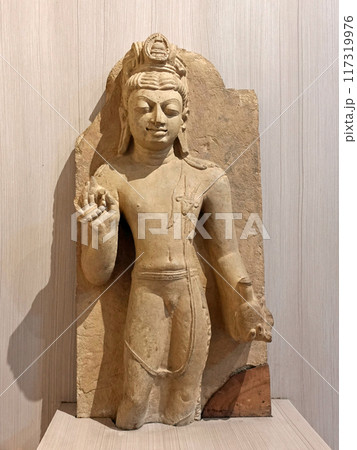 インドのサールナート博物館に展示される冠の中に仏塔を配する5世紀の弥勒仏像 インドのサールナート博物館に展示される冠の中に仏塔を配する5世紀の弥勒仏像 117319976