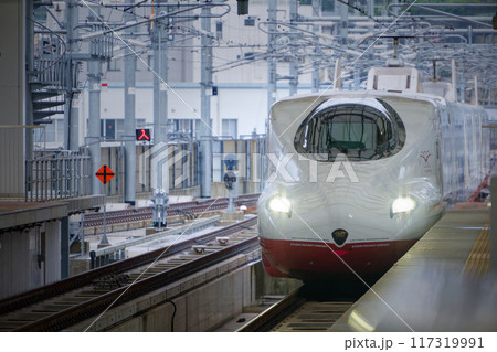 長崎駅に入線する西九州新幹線のメイクアップかもめ 長崎駅に入線する西九州新幹線のメイクアップかもめ 117319991