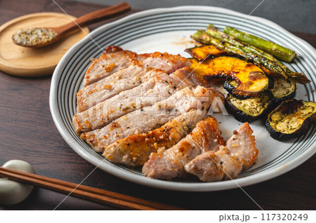 ハーブソルトで作ったポークソテー(焼き野菜添え) ハーブソルトで作ったポークソテー(焼き野菜添え) 117320249