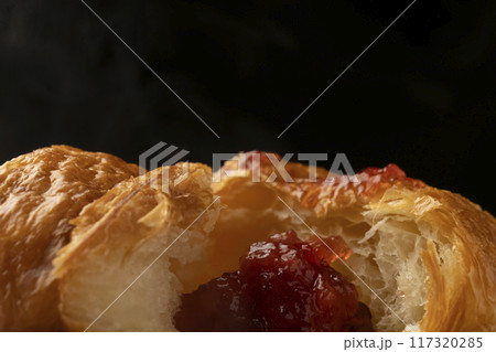 クロワッサン 断面 ジャムを塗ったクロワッサン 117320285
