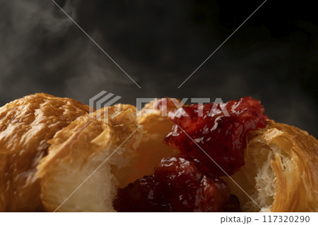 クロワッサン 断面 ジャムを塗ったクロワッサン 117320290