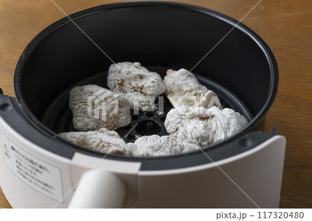 ノンフライヤー　調理器具 唐揚げを調理する 117320480