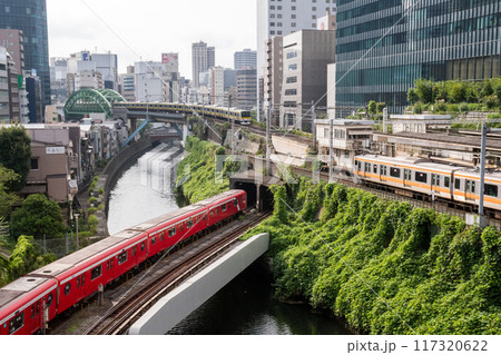 【聖橋】神田川橋梁を渡る総武線と中央線と丸の内線の列車 117320622