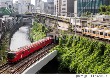 【聖橋】神田川橋梁を渡る総武線と中央線と丸の内線の列車 【聖橋】神田川橋梁を渡る総武線と中央線と丸の内線の列車 117320623