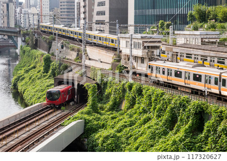【聖橋】神田川橋梁を渡る総武線と中央線と丸の内線の列車 117320627